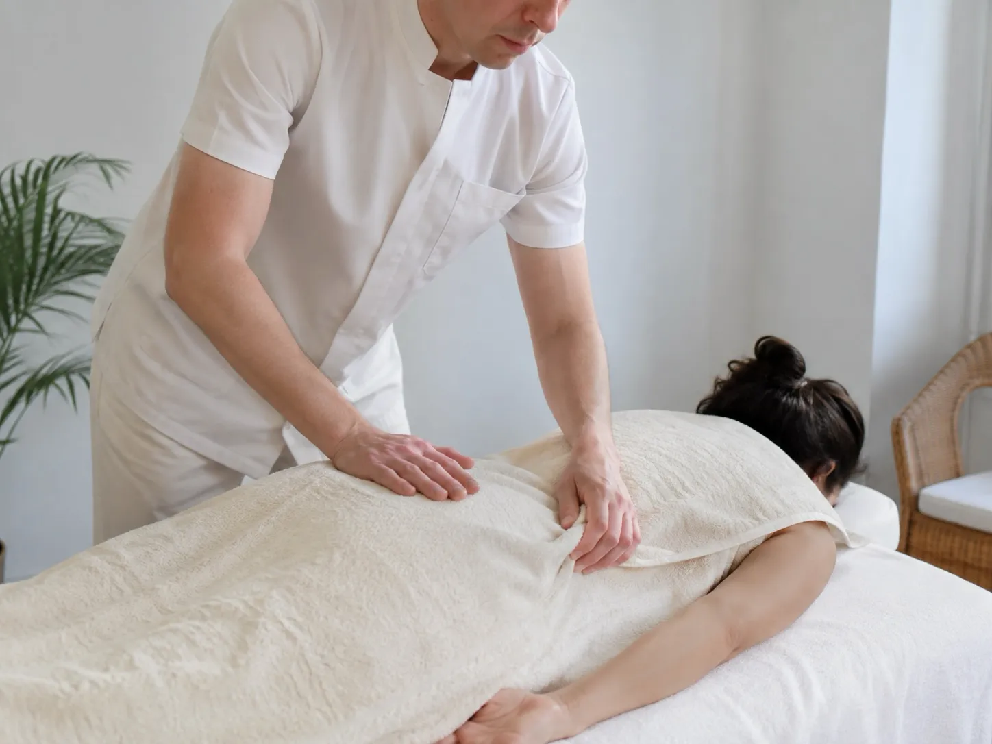 Rücken- und Schultermassage in einem hellen Raum
